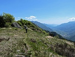 Dopo la sosta alla Colma si procede brevemente sulla cresta verso la piana dell'Ossola , ben visibile in basso : sdas16